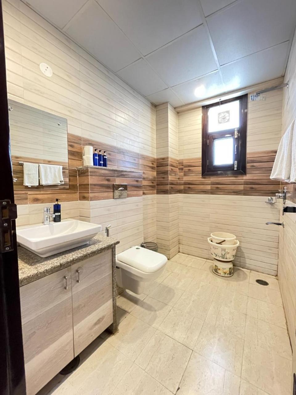 Bedchambers Medicity Serviced Apartments In 古尔冈 外观 照片